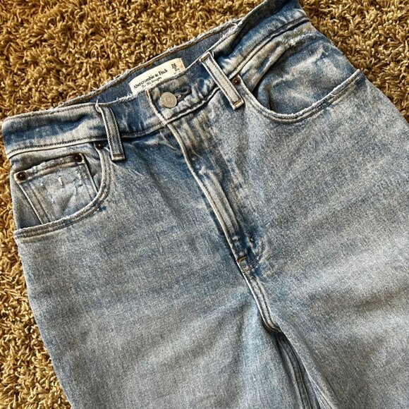 ABERCROMBIE & FITCH Ultra High Rise 90s Jeans with Vent Hem in Size 26 XShort - Picture 3 of 8